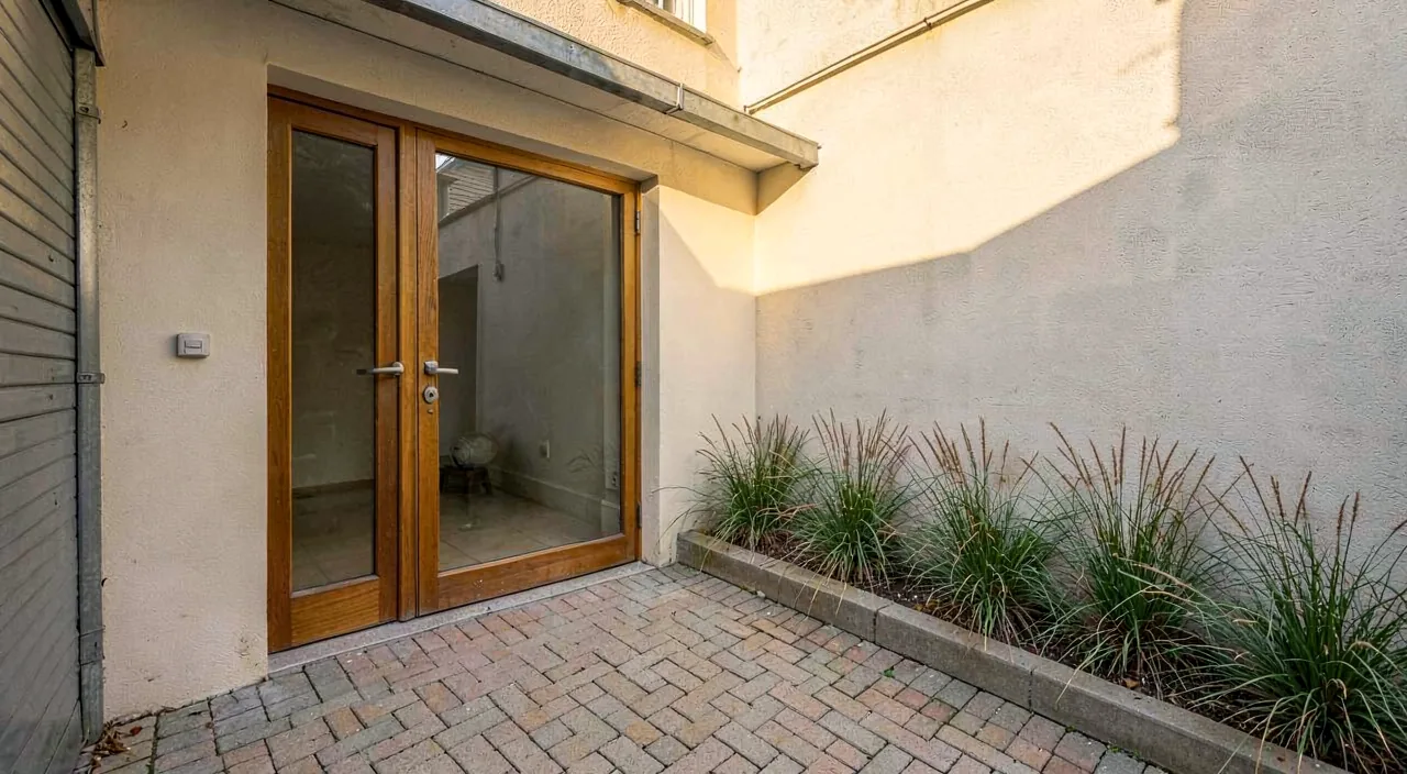The courtyard entrance to Mophead Dog Grooming